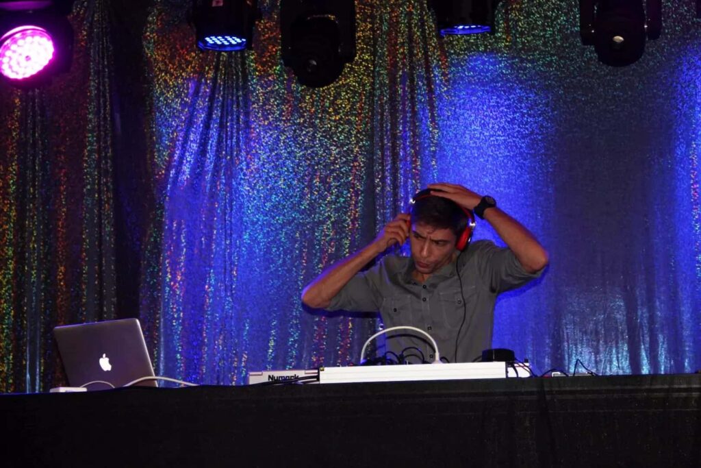 Disc jockey atua no palco do Mercado Municipal