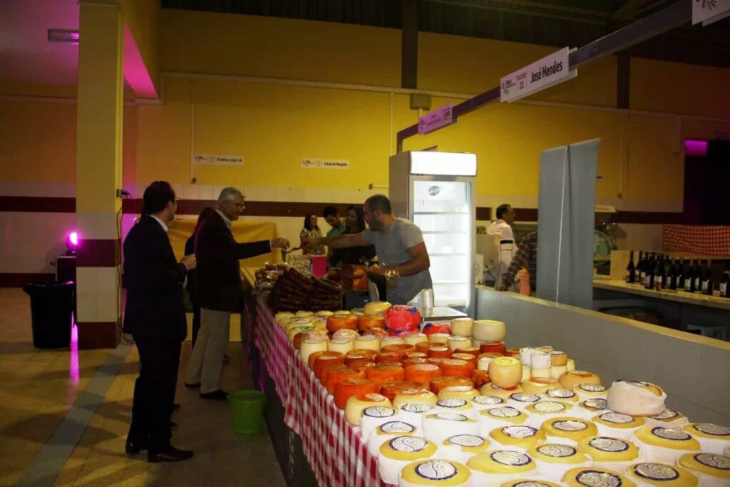 Banca de queijos e produtos locais no Mercado Municipal