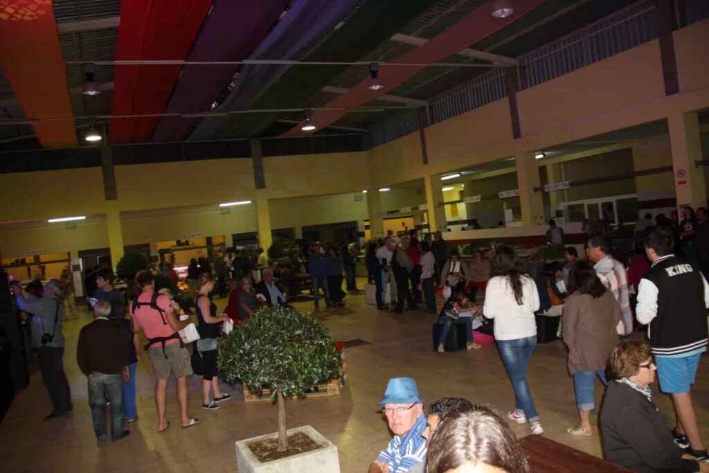 Público reunido no interior do Mercado Municipal