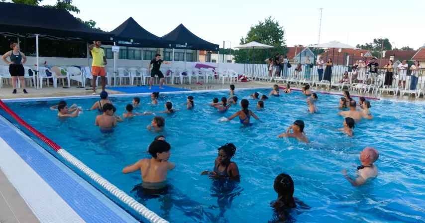 Sessão recreativa dentro da piscina