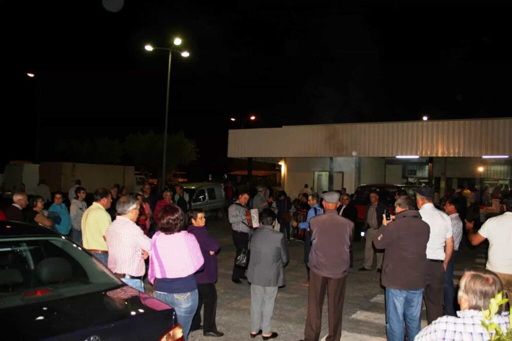 Público reunido à noite junto ao Mercado Municipal