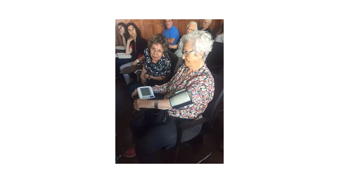 Técnica auxilia uma pessoa idosa durante uma sessão