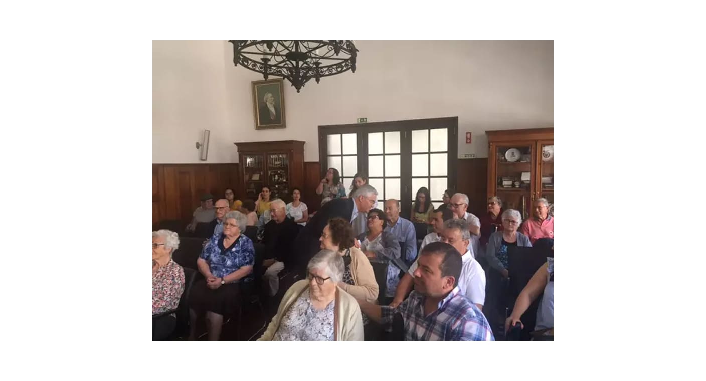 Público sentado durante uma cerimónia municipal
