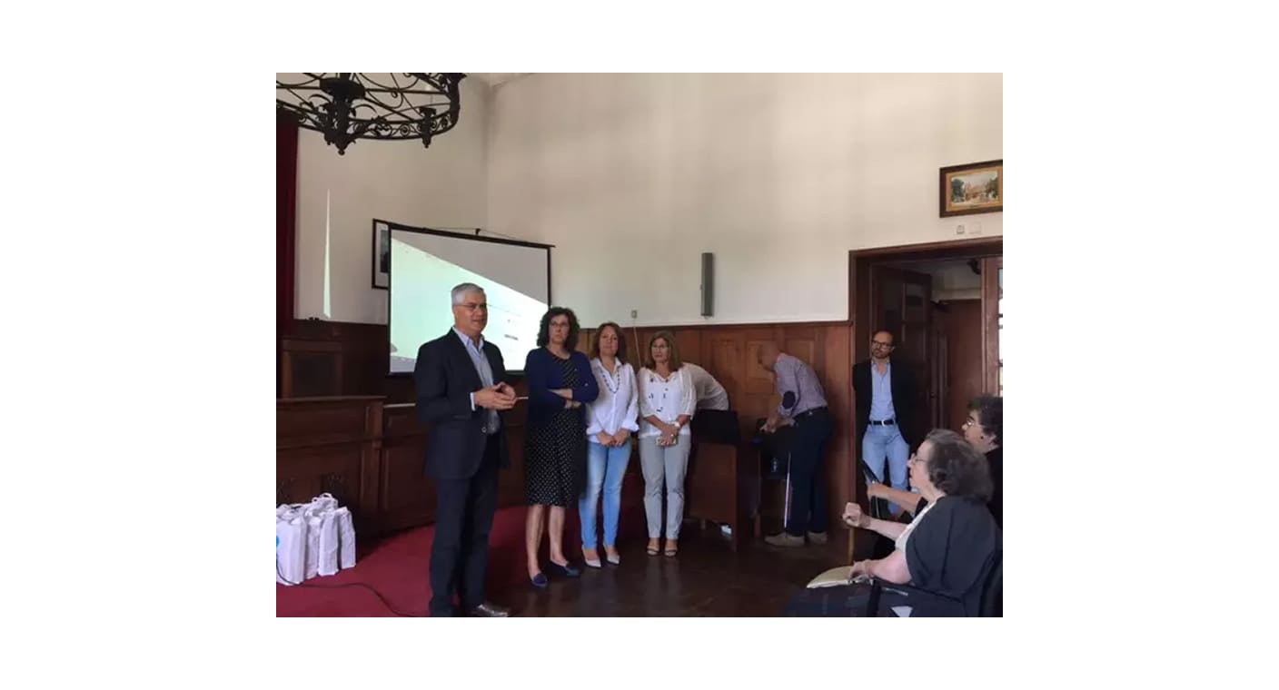 Entrega de lembranças numa cerimónia municipal