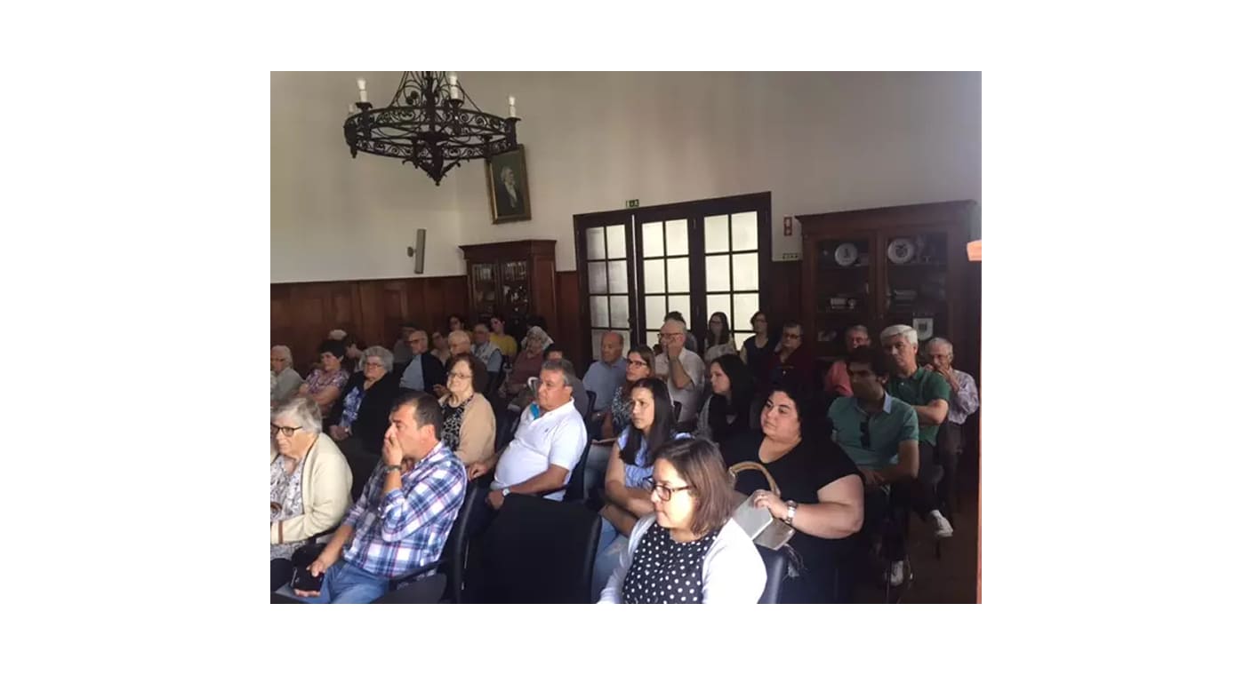 Público acompanha uma sessão no salão nobre