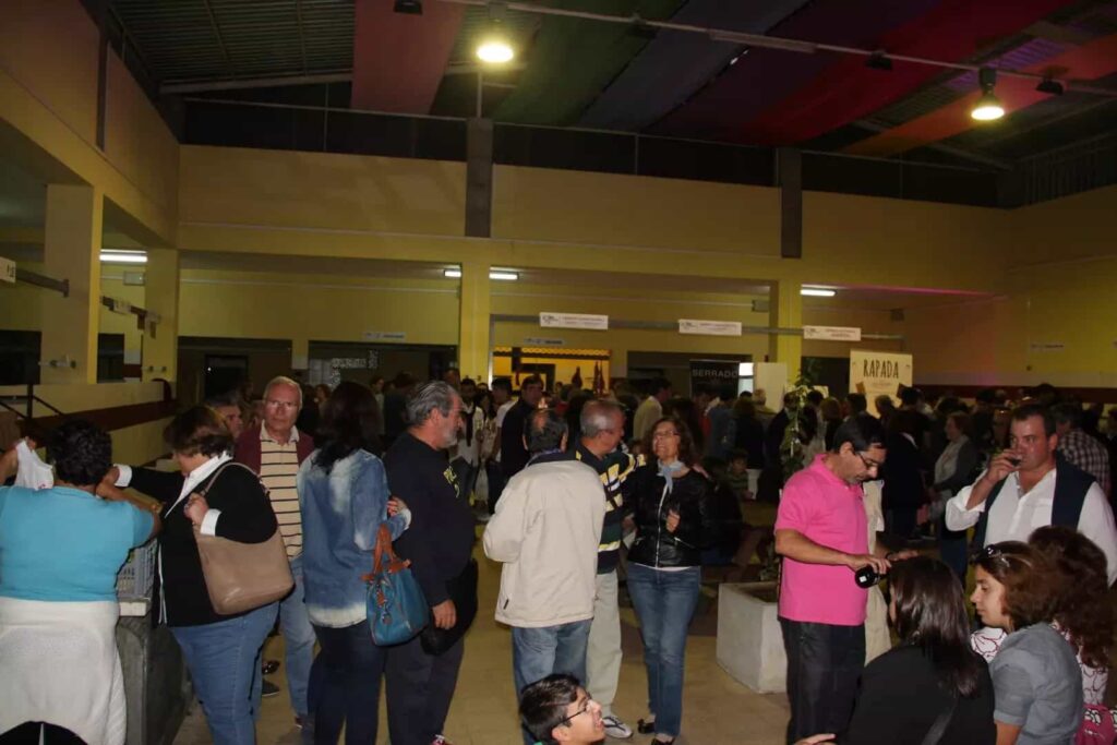 Visitantes circulam entre bancas no Mercado Municipal