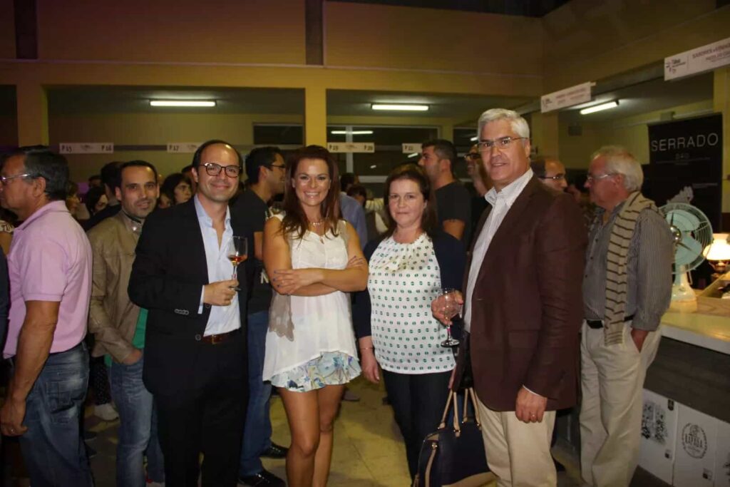 Grupo de participantes reunido no interior do Mercado Municipal