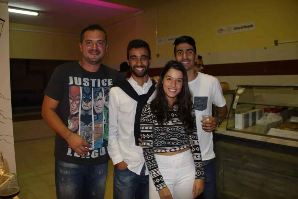 Grupo de jovens posa durante o evento no Mercado Municipal
