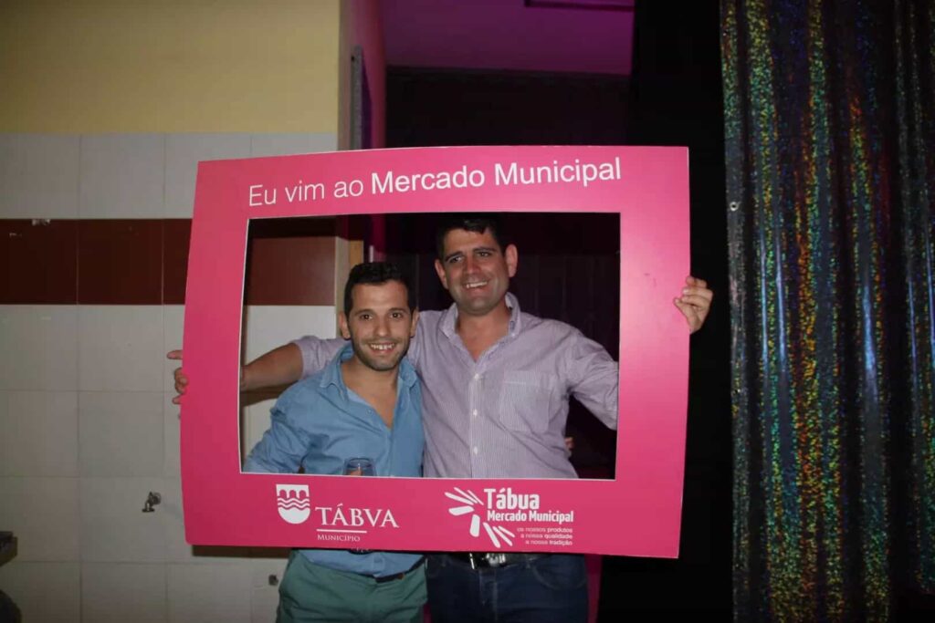 Dois participantes posam na moldura Eu vim ao Mercado Municipal