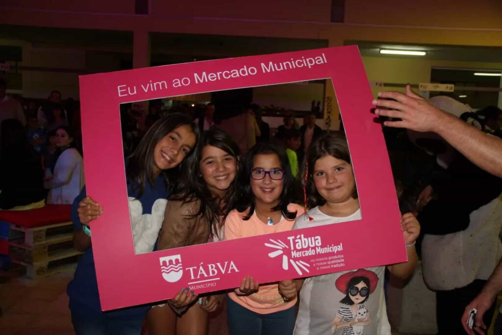 Três jovens posam na moldura Eu vim ao Mercado Municipal