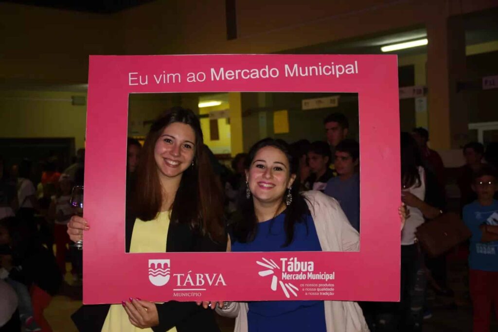 Duas jovens posam na moldura Eu vim ao Mercado Municipal