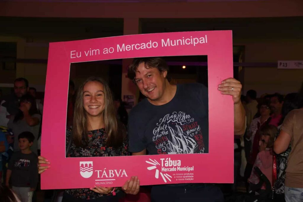 Casal posa na moldura Eu vim ao Mercado Municipal