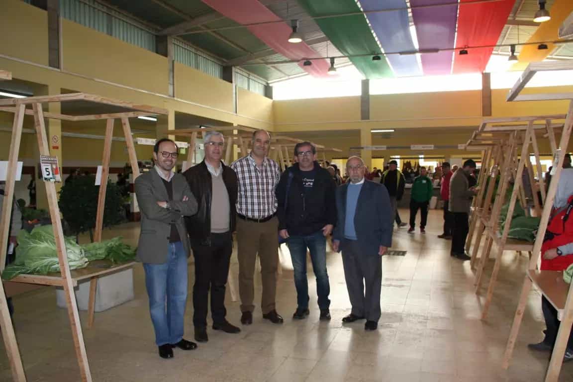 Cinco participantes reunidos entre as bancas do Mercado Municipal