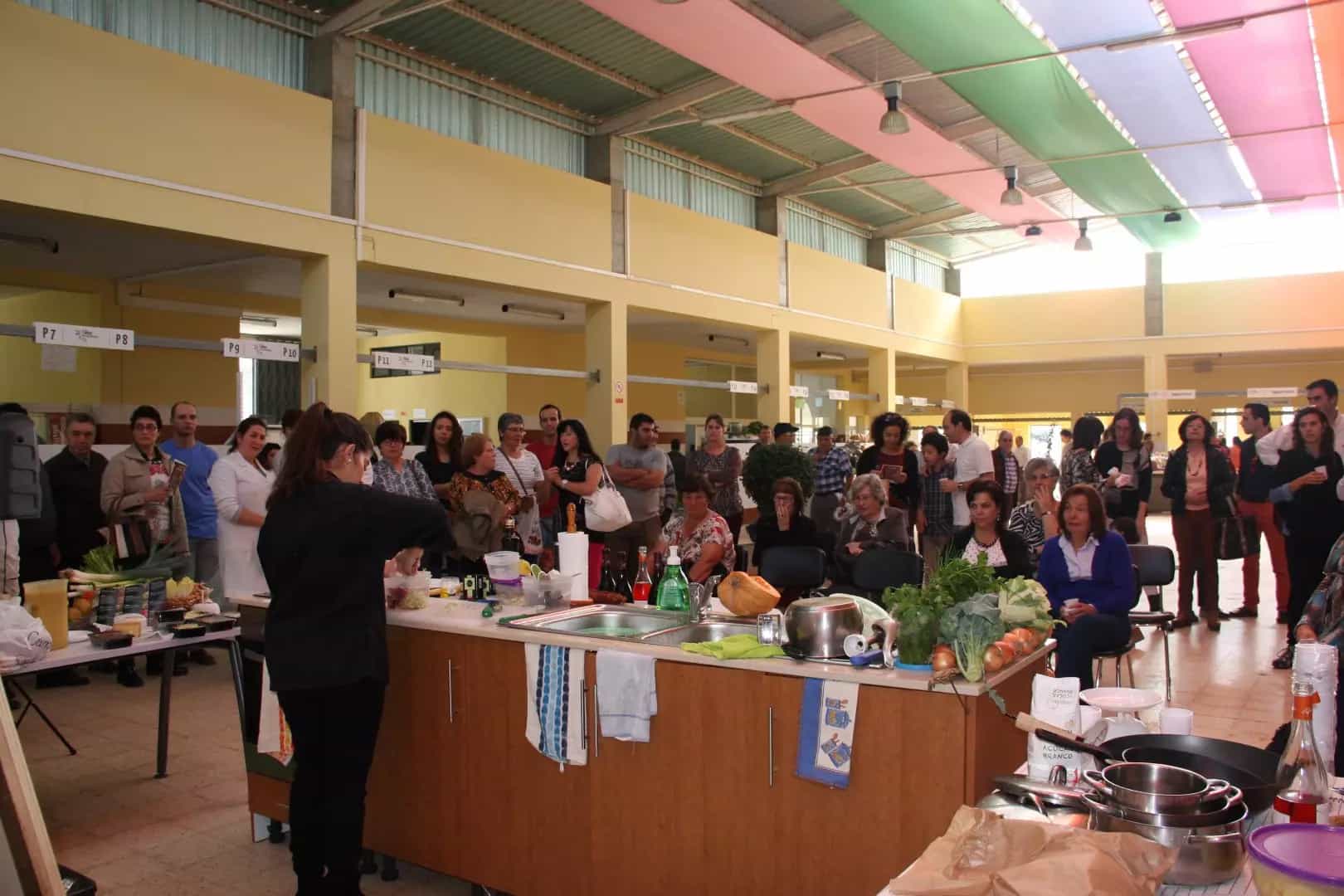 Público acompanha uma demonstração culinária no Mercado Municipal