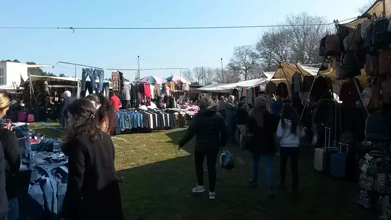 Visitantes percorrem bancas de roupa e acessórios