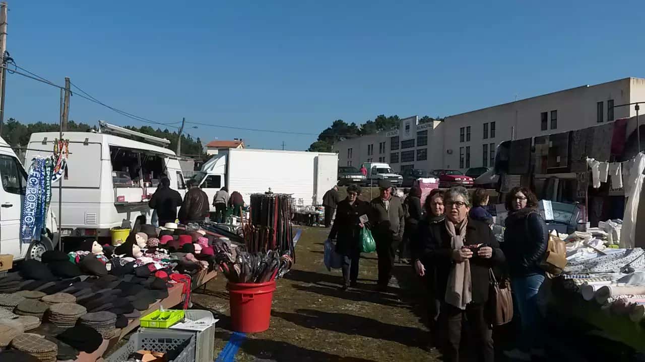 Visitantes junto a bancas de calçado e roupa