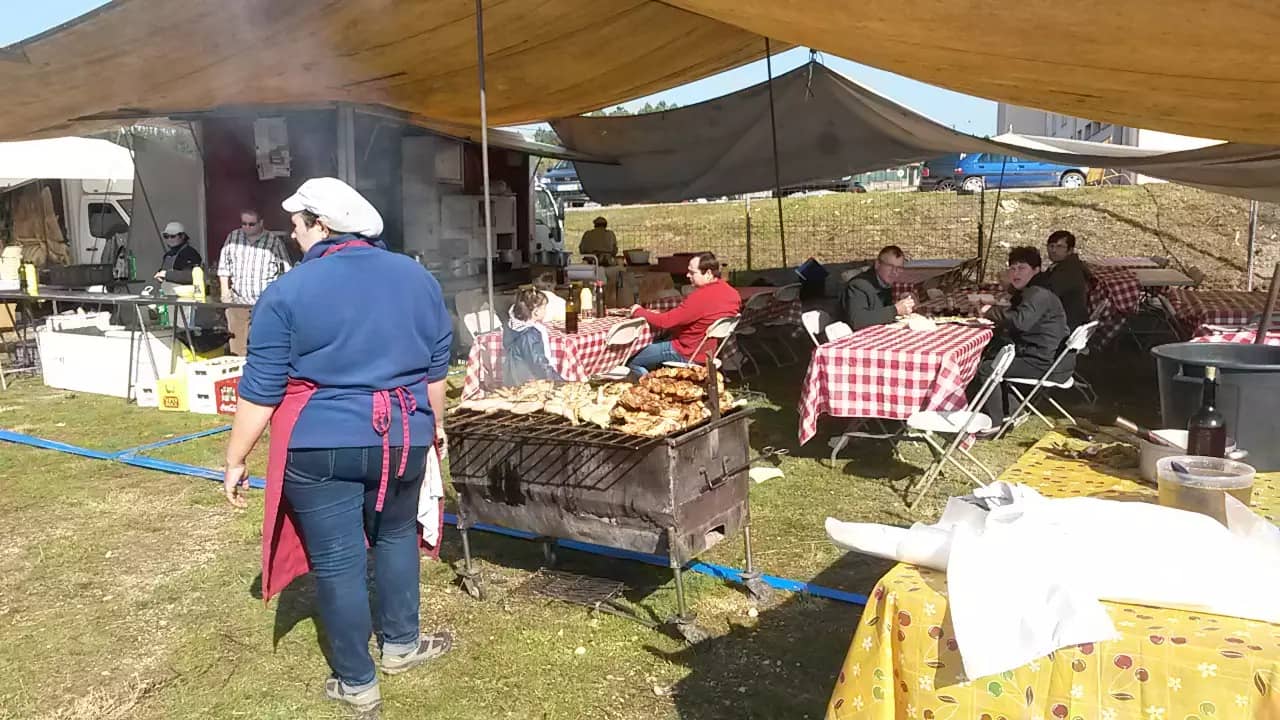 Vendedora numa banca de produtos alimentares da feira