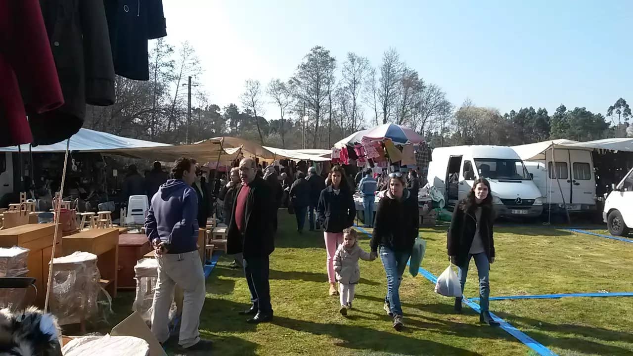 Pessoas percorrem o corredor central da feira