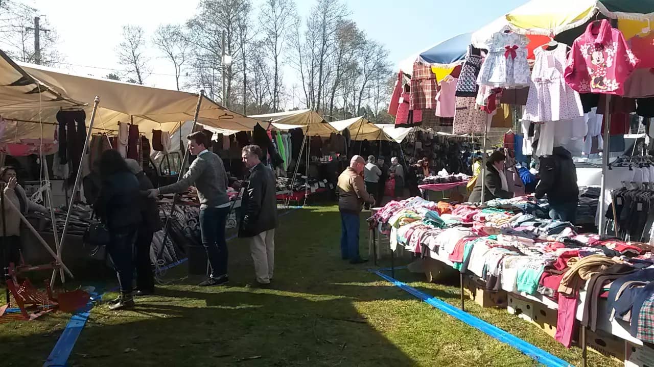 Banca de roupa infantil numa feira ao ar livre