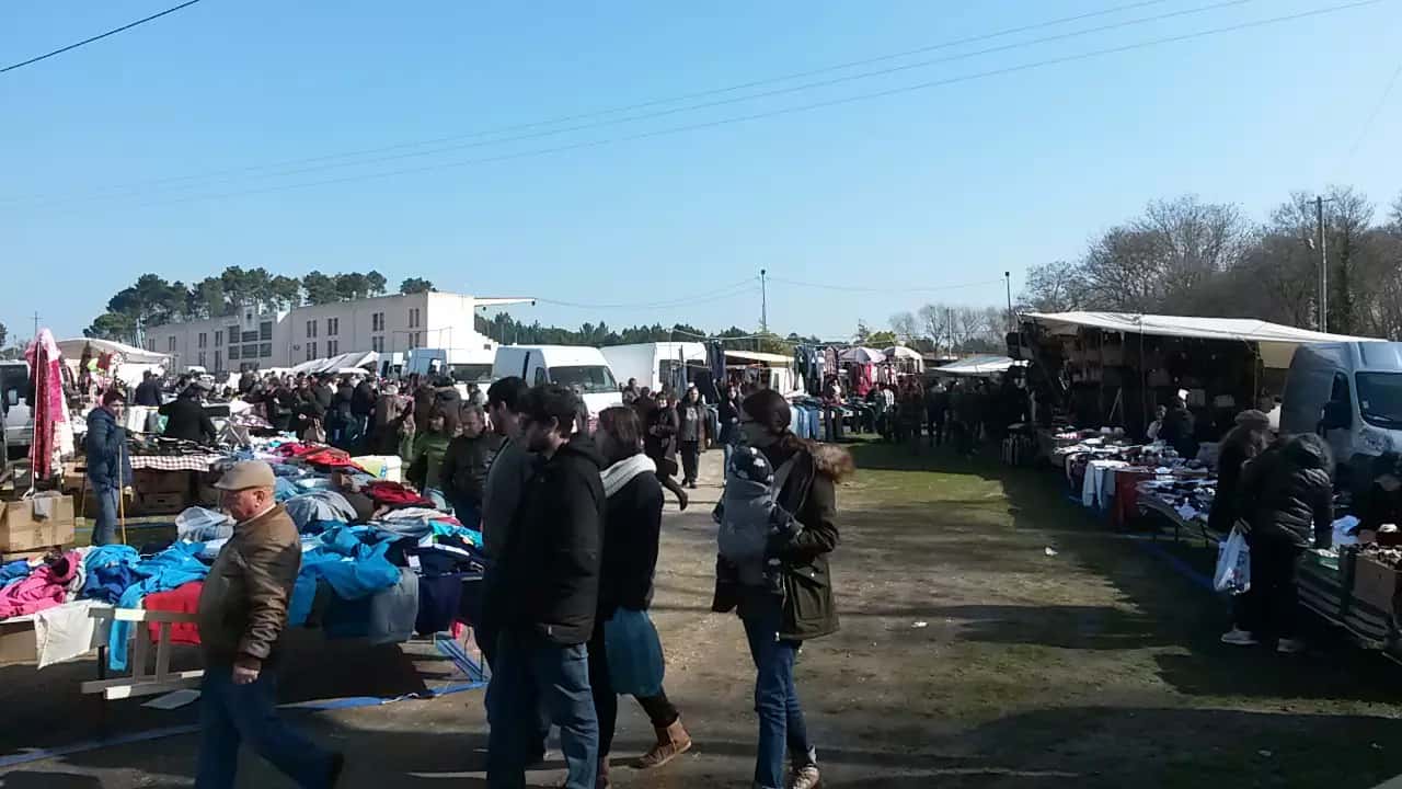 Público circula entre bancas de roupa e outros produtos