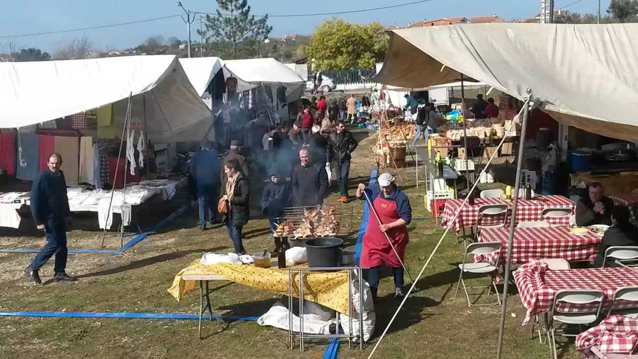 Bancas de refeições e produtos locais na feira