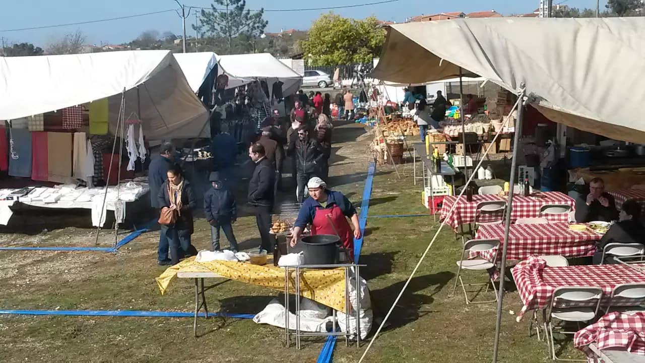 Zona de restauração com bancas e mesas na feira