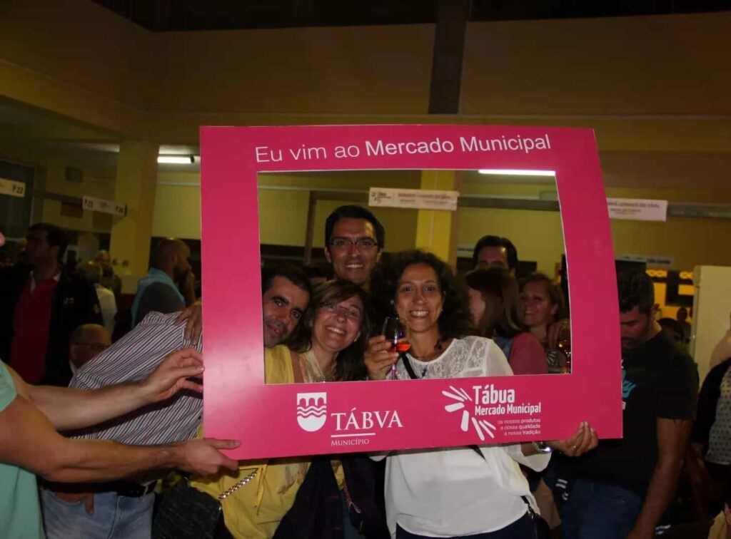 Quatro participantes posam na moldura Eu vim ao Mercado Municipal