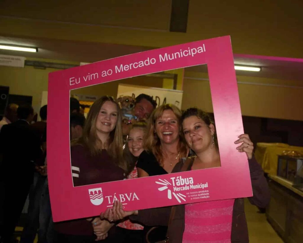 Grupo de mulheres posa na moldura Eu vim ao Mercado Municipal