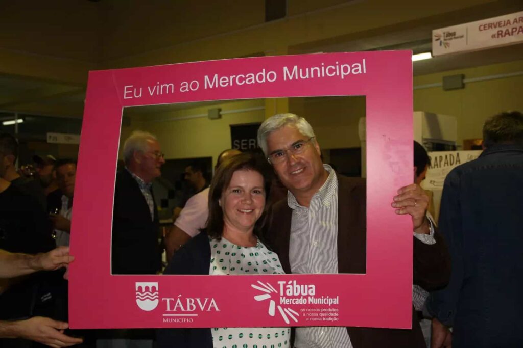 Casal posa na moldura Eu vim ao Mercado Municipal