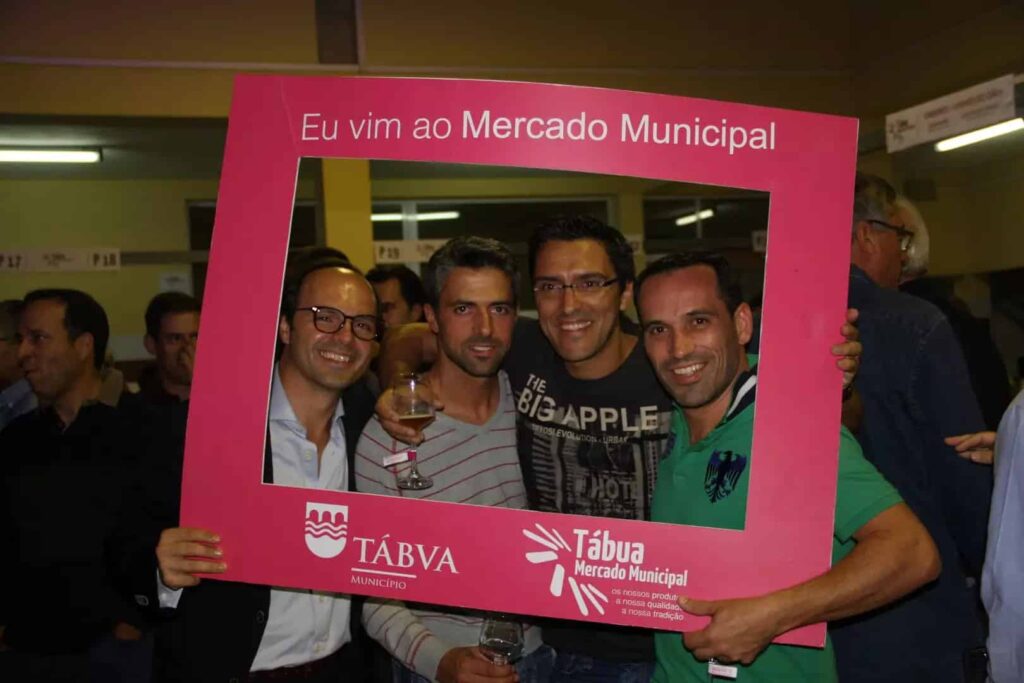 Grupo de homens posa na moldura Eu vim ao Mercado Municipal