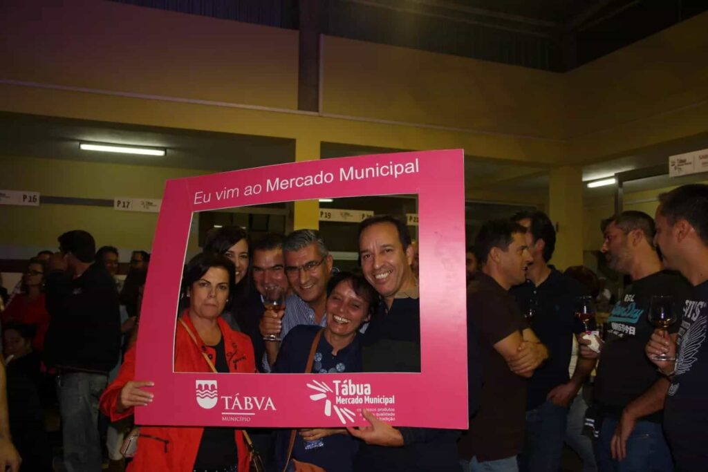 Grupo de participantes posa na moldura Eu vim ao Mercado Municipal