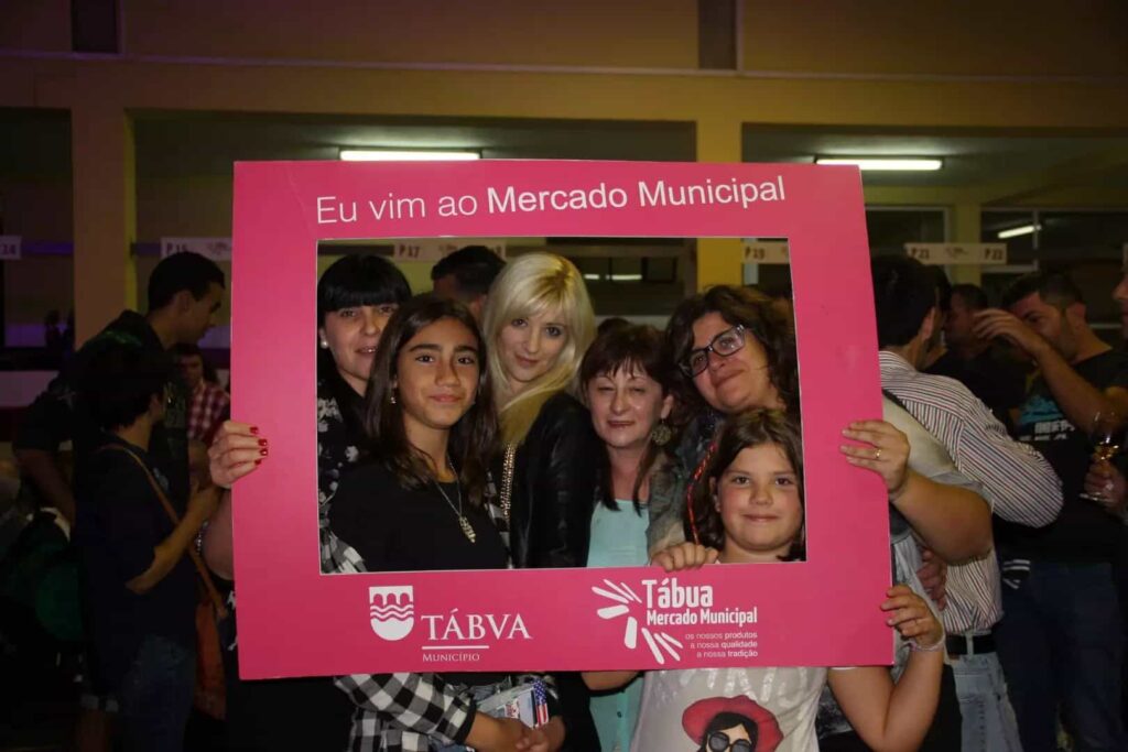 Grupo de mulheres posa na moldura Eu vim ao Mercado Municipal