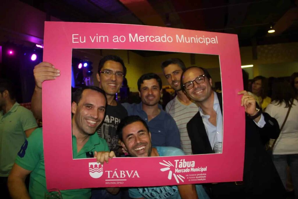 Grupo de homens posa na moldura Eu vim ao Mercado Municipal