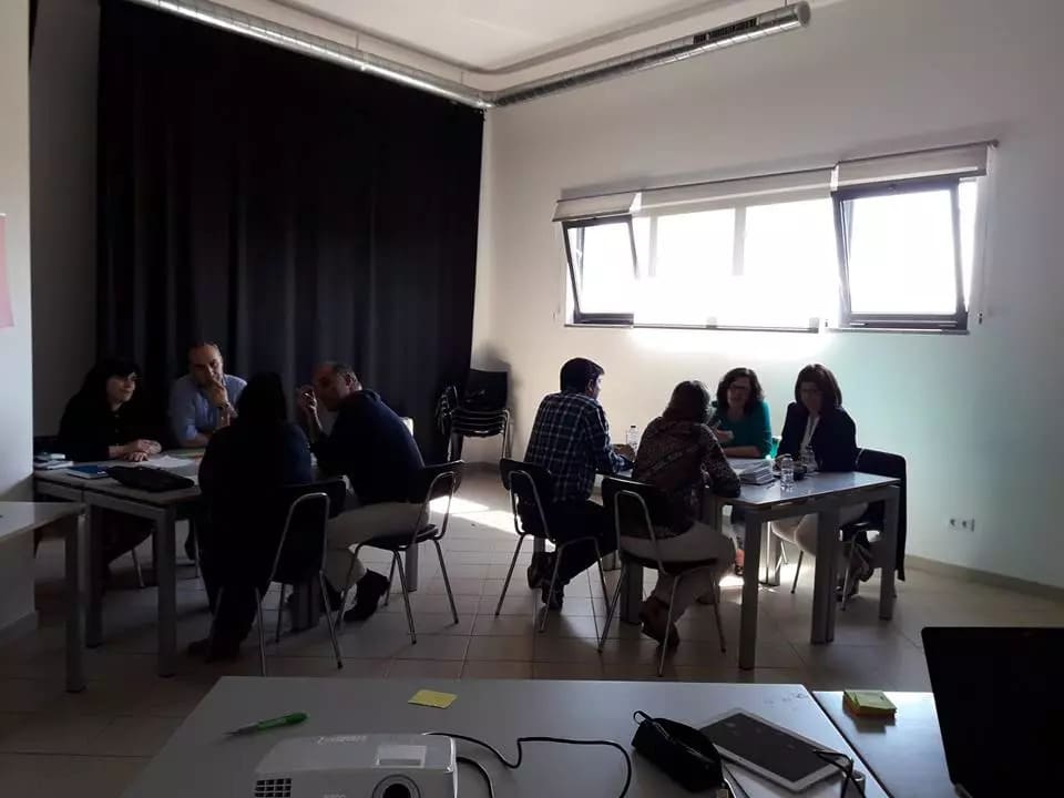 Participantes reunidos numa sessão de trabalho em sala