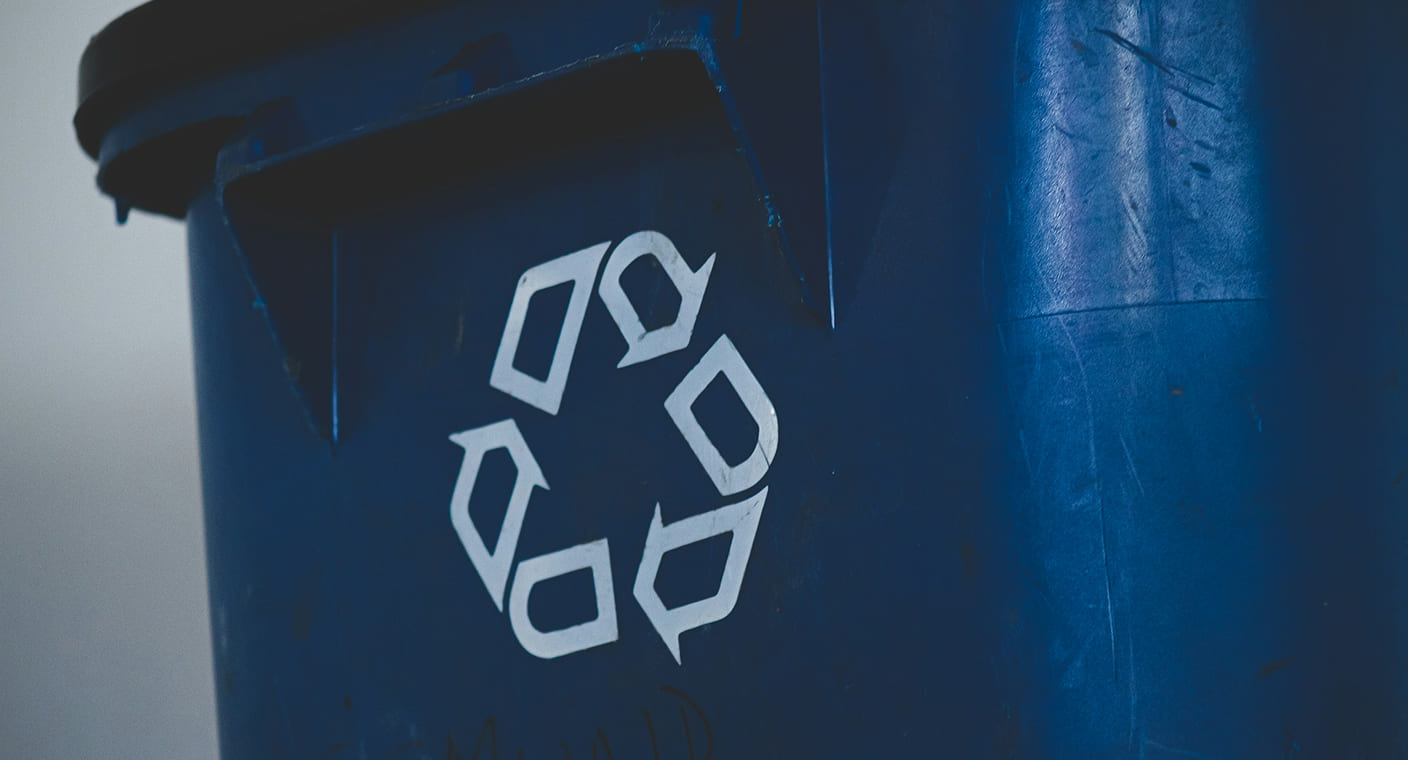 Contentor azul identificado com o símbolo da reciclagem
