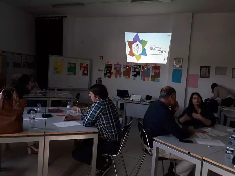 Participantes trabalham em grupos durante uma sessão formativa