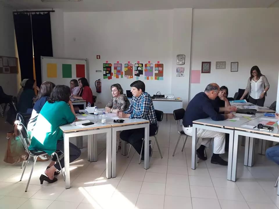 Participantes realizam exercícios numa sessão de trabalho
