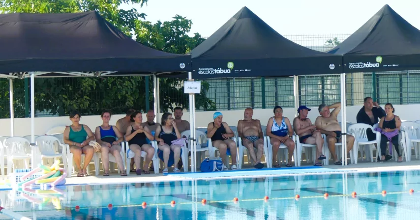Participantes na zona de descanso da piscina