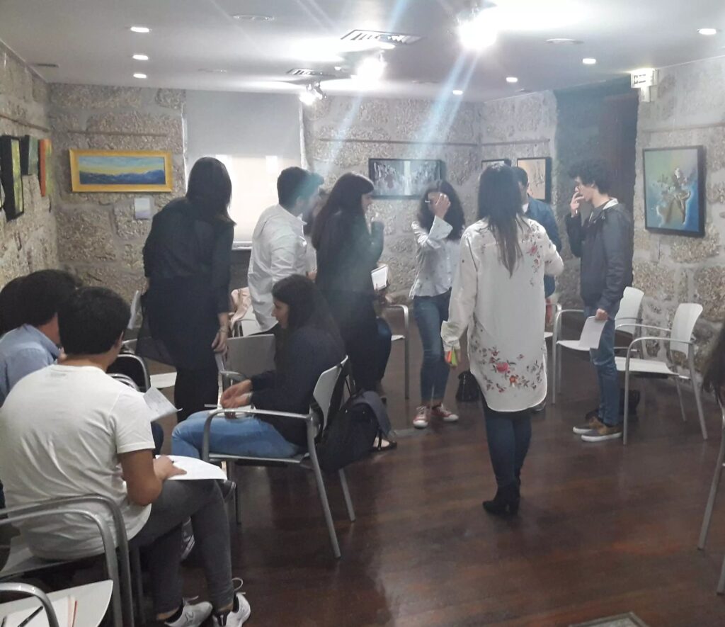 Participantes conversam durante uma sessão formativa