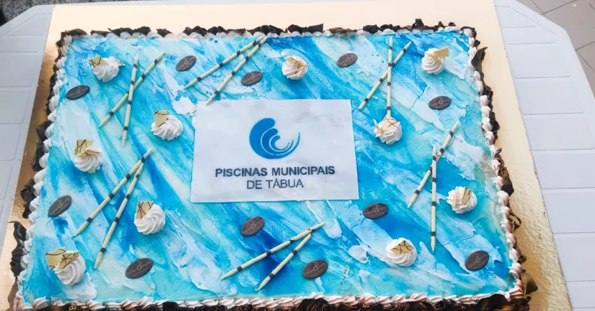 Bolo comemorativo das Piscinas Municipais de Tábua