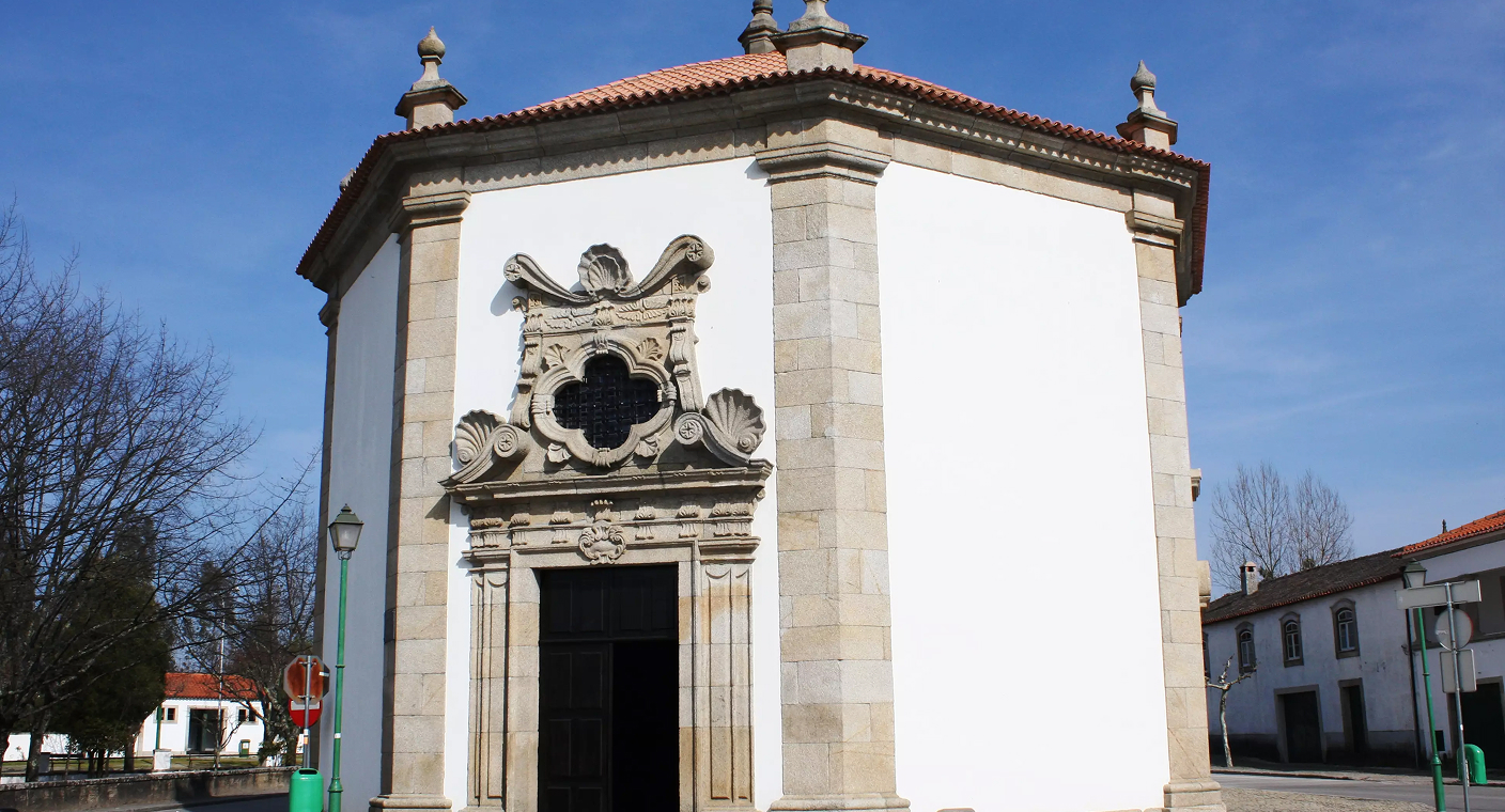 Fachada principal da Capela do Senhor dos Milagres