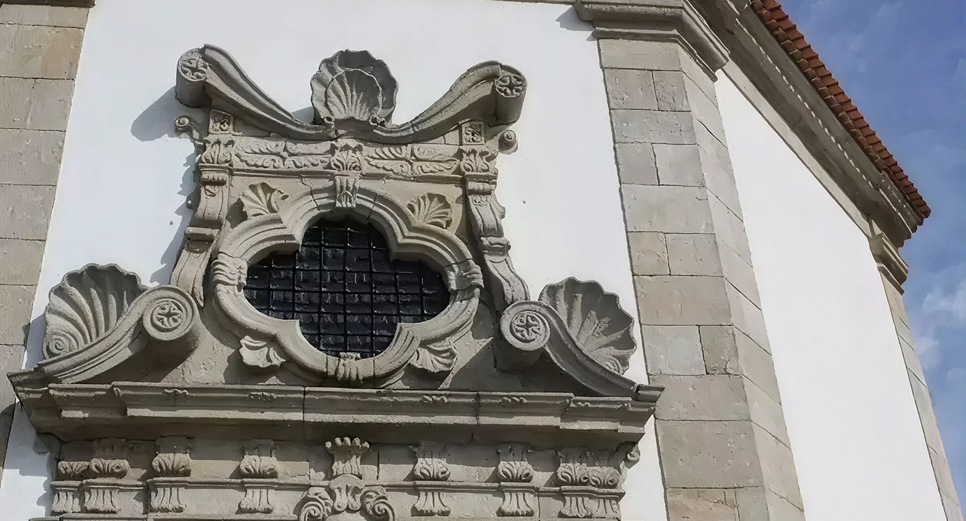 Detalhe ornamental da fachada da Capela do Senhor dos Milagres