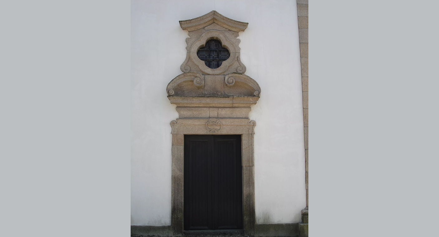 Porta lateral da Capela do Senhor dos Milagres