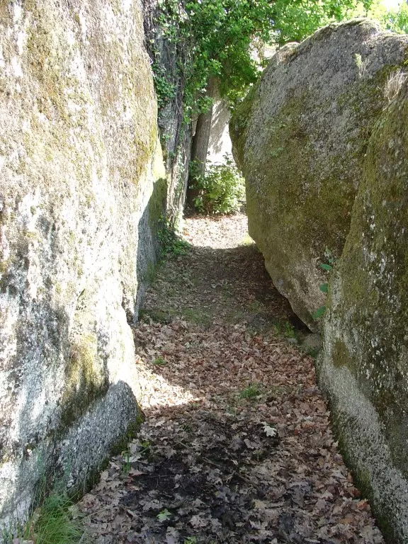 Passagem estreita entre paredes naturais de granito em Covas