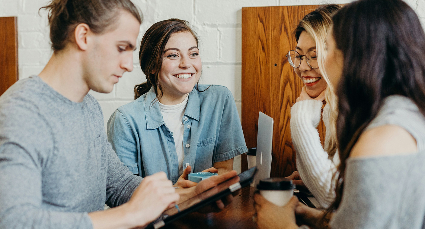 Grupo de jovens conversa num espaço de convívio