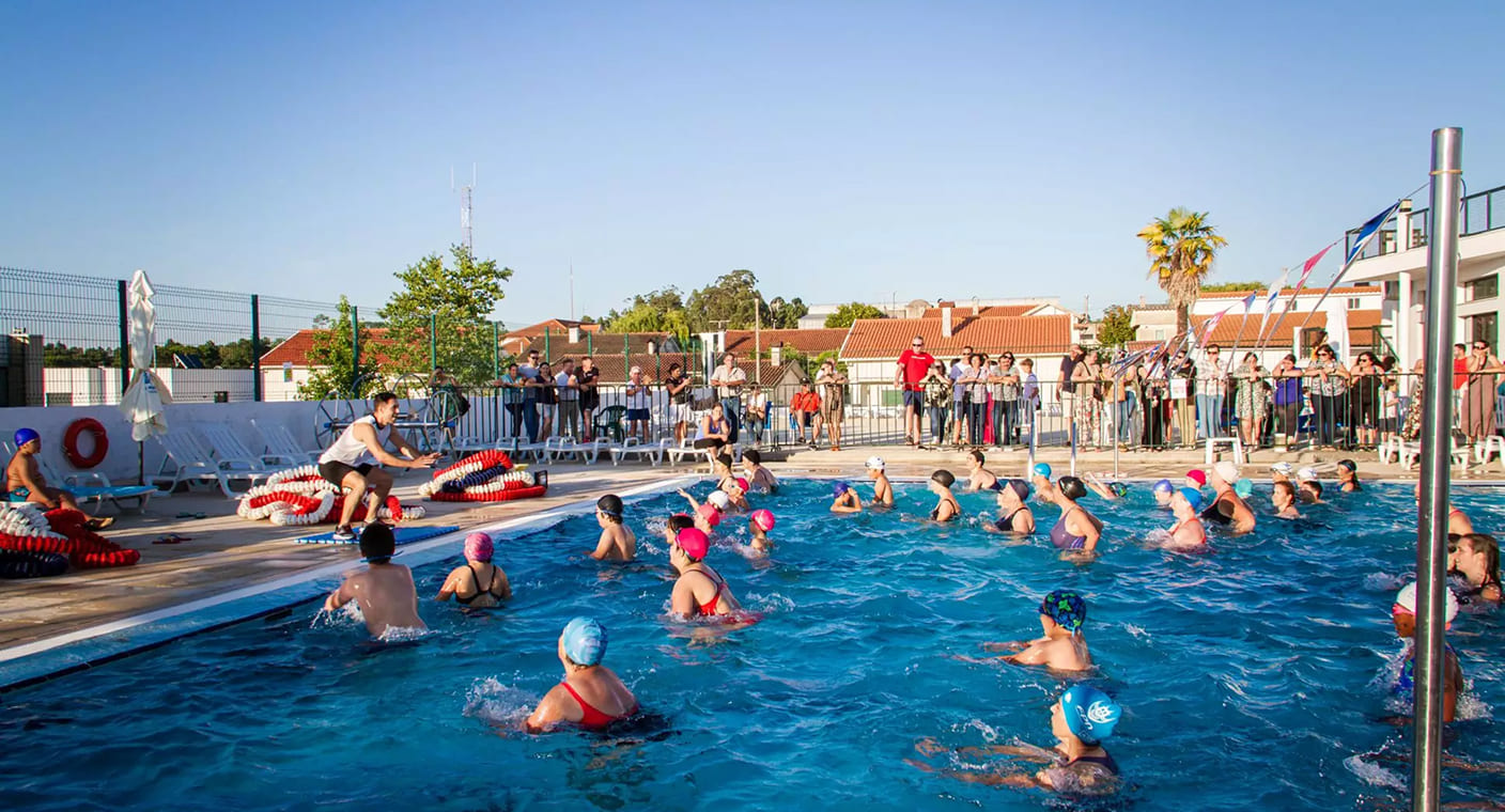 Grupo pratica atividade física na piscina municipal