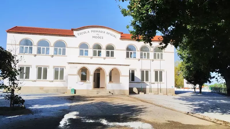 Fachada renovada da Escola de Midões