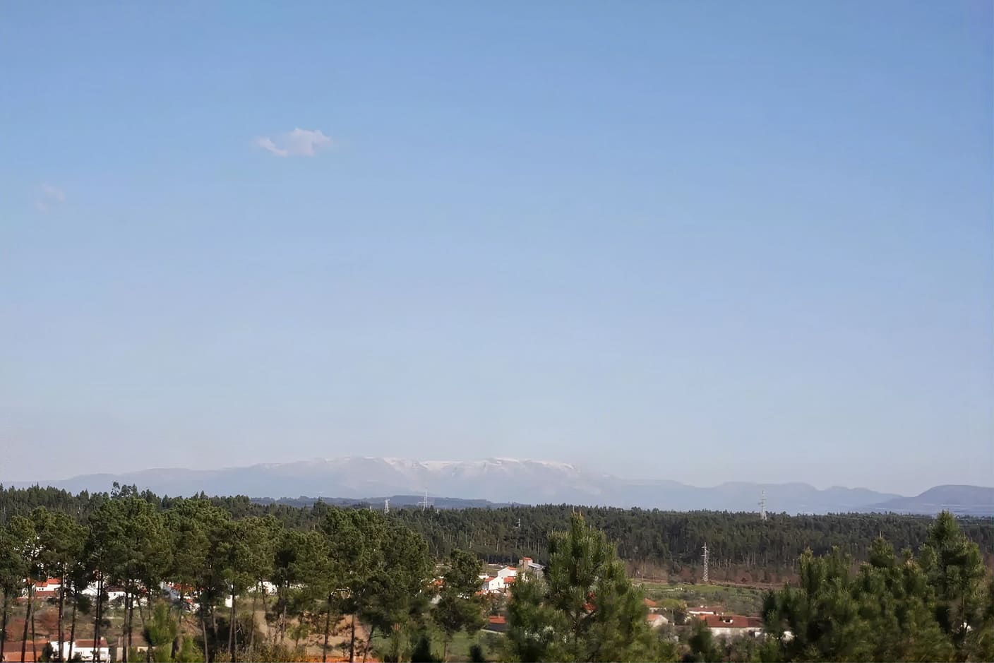 Vista panorâmica de Espariz entre campos e floresta