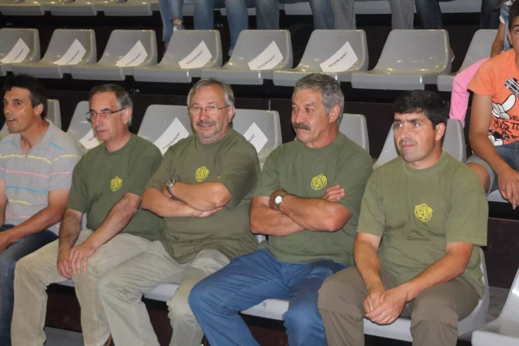 Grupo de homens sentado durante uma gala desportiva