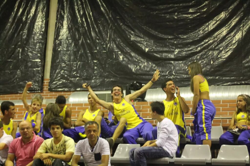 Jovens realizam uma demonstração de acrobacia no pavilhão